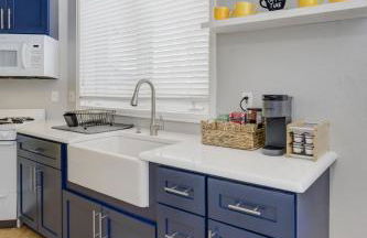 Indigo Cove Modern Studio near Historic Uptown - Foto 20