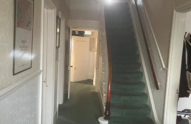 Spacious 4 Bed House Ideal for Races - Photo 27