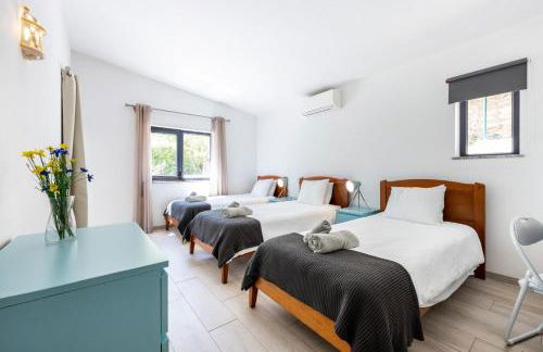 CoolHouses Algarve, Luz, 3 Bed villa, 1 bed studio, heated pool & jacuzzi, sea views, Casa Pequena - Foto 17