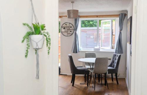 Luxe Cosy&Spacious 2 Bed House - Super Fast Wi-Fi & Private Parking Near GLO Airport & Cheltenham Racecourse - Foto 5