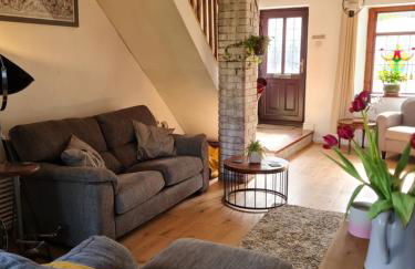 Old Road Cottage Pet Friendly Outdoors Beaches - Photo 3