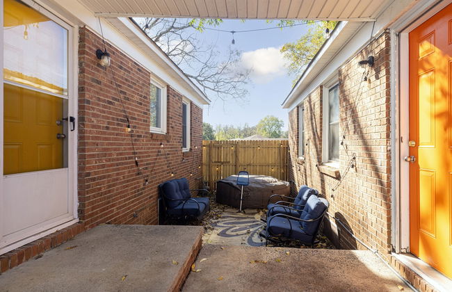 Cozy Retreat near Uptown with Hot Tub - Foto 1