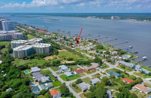 Large pool home and blocks away from the beach - Foto 16