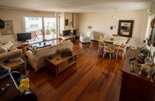 Family getaway, spacious and luxurious, sea view, terrace, 5 minutes from Voula beach, 30min from Athens center - Foto 3