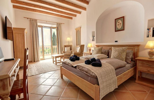 Exquisite Villa With Views - Photo 7