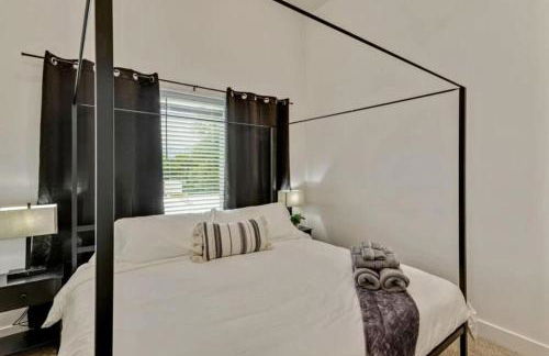 3 Min to DT - 2 Car Garage - Lux Townhome - King Bed - Foto 12