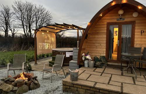 Luxury Hot Tub Glamping with Outdoor Cinema near Newborough Beach – Llanfair Hall - Foto 18