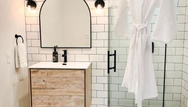 Haven at Cedar Haus Luxury 1BR Escape w Hot Tub EV Charger Gourmet Kitchen Fully Fenced Yard Dogs OK - Foto 4