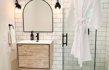 Haven at Cedar Haus Luxury 1BR Escape w Hot Tub EV Charger Gourmet Kitchen Fully Fenced Yard Dogs OK - Foto 4