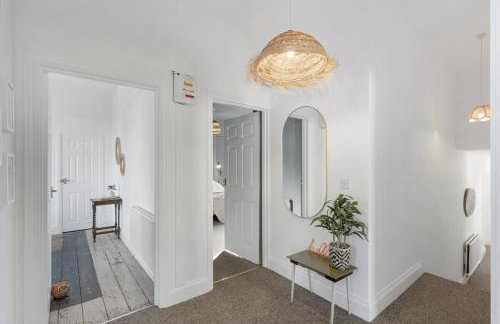 Bright Apartment w Parking & Distant Sea Views - Foto 21