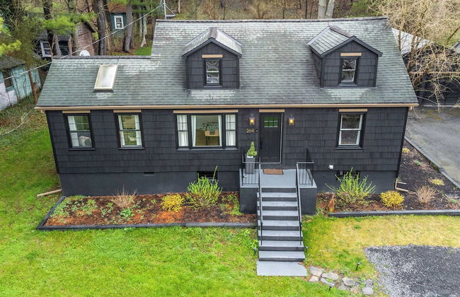 Charcoal Chalet by Avantstay A+ Design w/ Firepit - Foto 37