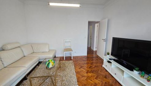 Almada Lisbon em frente dos transportes públicos - Foto 2