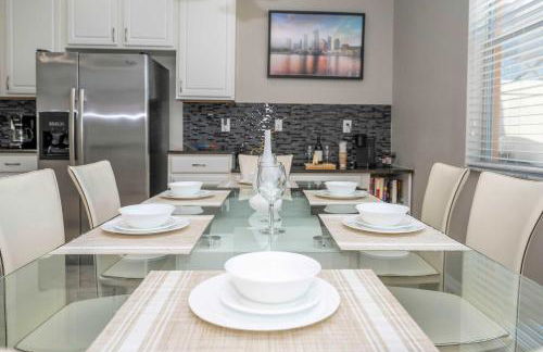 4BR Lakefront - Themed Rooms - Pool & BBQ! - Foto 42