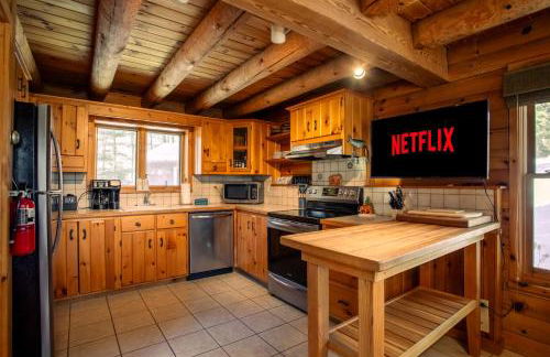 Poconos True Log Cabin with Sauna, Movie Theather, Hot Tub & Fire Pit! - Foto 18