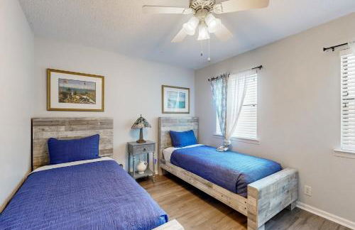 Inviting condo with an outdoor pool, washer/dryer, & AC - near the beach - Foto 15