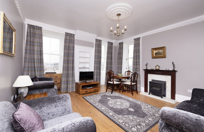 JOIVY Charming 2-Bed Flat Near Edinburgh Castle - Foto 1