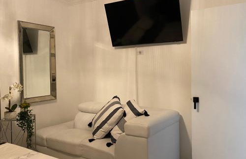 Beautiful House 7 min from Miami Airport w FREE parking - Photo 33