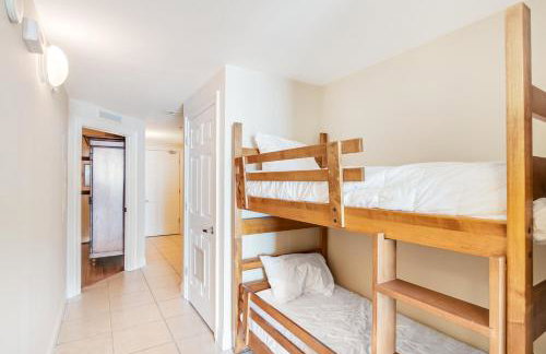 High-rise condo with pool & ocean views - walk to the beach - Foto 19