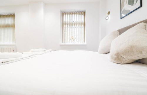 The Abbey Apartment - 1BR Apt with Dedicated Workspace, Fast Wifi & Stylish Kitchen Island & Free Secure Underground Parking - Foto 22