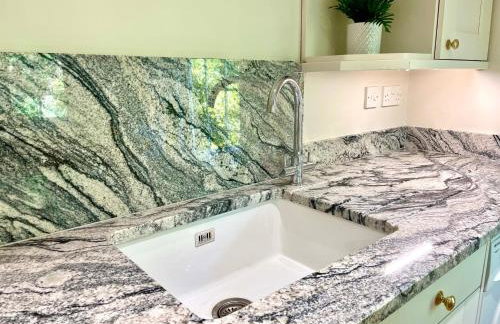 Private, Couples Forest Escape - Free Parking - Stunning & Stylish 1 Bedroom Coach house! - 5 Minute Walk to a great bistro pub! - Great Location - Fast WiFi - Smart TV - Newly Refurbished! Direct New Forest access Close to Burley - Photo 14