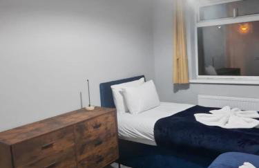 Bright 4BR Home, Outdoor Garden, Easy Parking - Foto 16