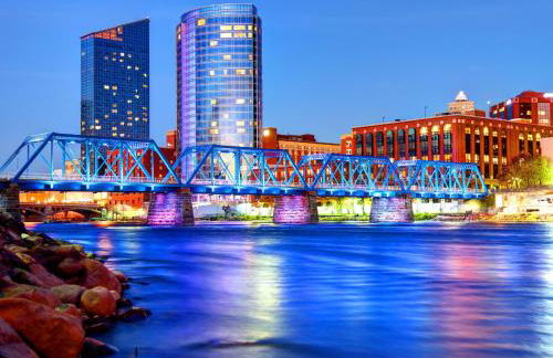 Modern 2BR & 2BA New Build Condo w Garage & Patio - Foto 22