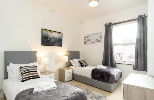 Comfortable 2-BR House in Barking -Free Parking - Photo 11