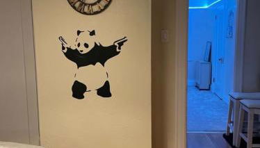 Fully furnished (Pearl) Modern deco updated 1 bedroom/1bathroom - Photo 2