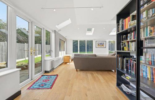 Month Stays, Free parking Luxury 4 Bed - Photo 17