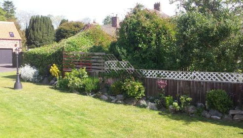 Saracens Head above the pub near Chaple st Leonards - Foto 3, Garden view