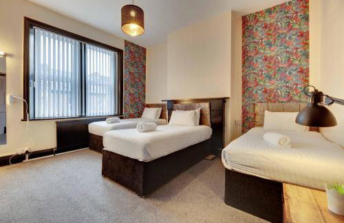 Newcastle CITY APT5,FREE STREET PARKING,4 BEDROOM HOUSE WITH 2 FULL BATHROOM AND KITCHEN,ALL ROOMS WITH TVs,7 BEDS,NETFLIX - Photo 32