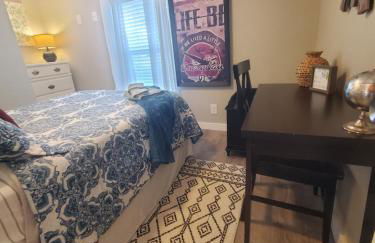 Cheerful Cozy Cottage 2 bedroom 1bath - Photo 13