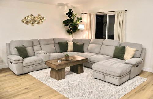 2 Masters, Newly renovated with new furnishings - 4BR 3BA - Photo 3