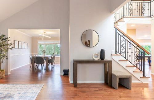 Spacious & Serene 6-Br Family Retreat in Kirkland - Photo 7