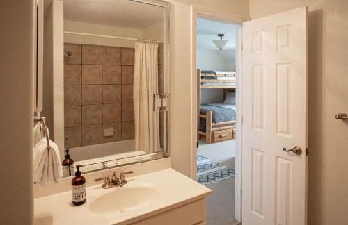 Lakefront 6BR Retreat w Dock & Game Room - Foto 23