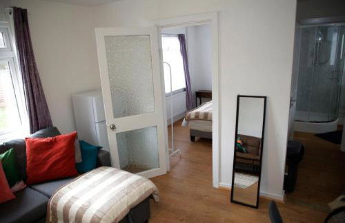 PrimeLuxe Stays - Modern 1BR Apartment with Private Garden Sleeps 4 Near ExCeL and London City Airport - Photo 2