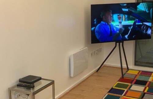 Cozy Entire Apartment with Free onsite Parking, 2-Min Walk to Barking Station - Foto 13