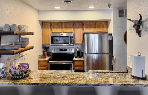 Walk to Main St Frisco Condo with Community Pool! - Foto 5