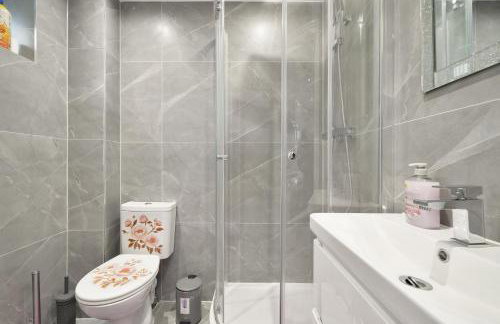 Uxbridge Studio – Private Driveway Parking - Foto 9