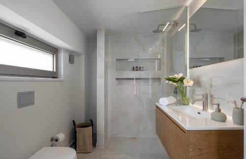 Fivi Villa, with Heated Pool & SeaViews, By ThinkVilla - Photo 22