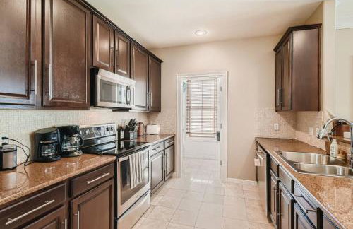 Warm Suburban 3BR Townhome near DT - Foto 7