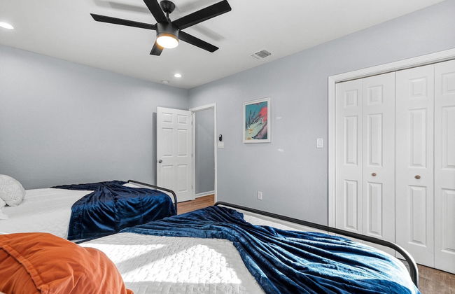 Inviting 4BR 2 5BA Downtown Home With Ample Space - Photo 16