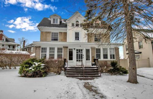 Spacious 4BR Near UB Niagara Falls - Pet Friendly - Photo 1