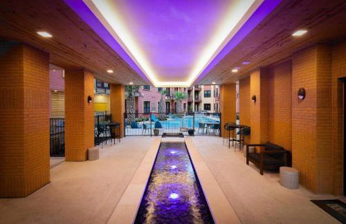 Modern 2BR Retreat- Prkng,Near Rvrwlk & Conv Ctr - Foto 53