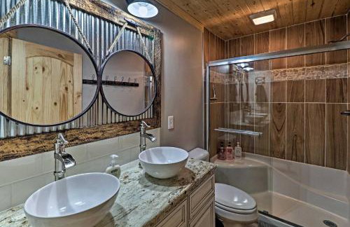 Cozy Cabin with Backyard Oasis 11 Mi to Marina - Foto 13