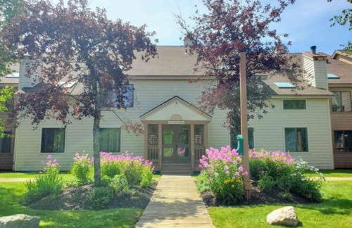 Mt Snow Condo with Pool Mountain Views Half Mile to Mtn - Photo 12