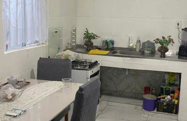 Casa composta por 2 quartos sala cozinha banheiro e uma varanda grande com uma churrasqueira Localizada na Rua Trindade 228 Palmeiras cabo frio na rua da lagoa MOBILIADA WI-FI SUPER ACONCHEGANTE AMBIENTE FAMILIAR - Photo 2