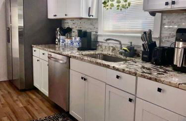 Spacious 4BR home w 2BA, a workspace & king bed! - Foto 13