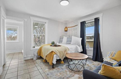 Unit 5: Sun drenched studio with tranquil vibes - Photo 1