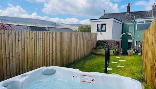 HOT TUB - Miners Cottage - edge of Brecon Beacons National Park - Heritage Town - Foto 3